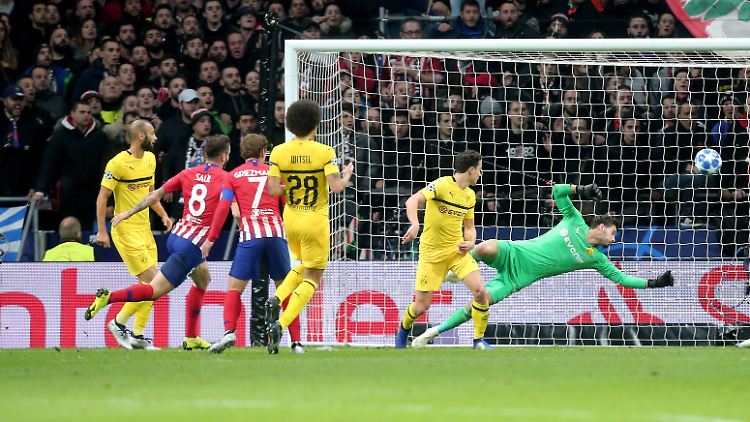Den Schuss von Madrids Saul Niguez lenkte Dortmunds Abwehrchef Manuel Akanji ins eigene Netz.