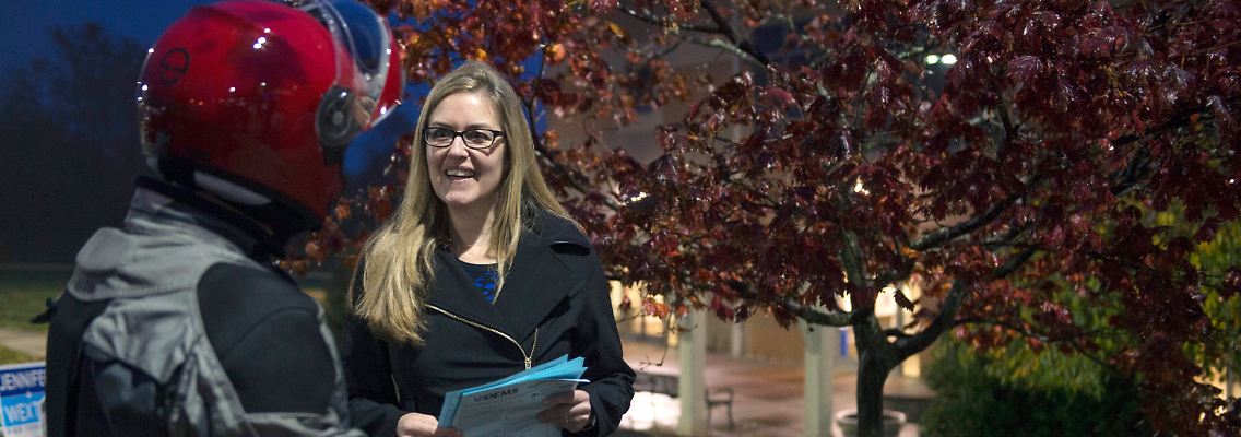 Jennifer Wexton im Wahlkampf. Sie sitzt bisher im Senat von Virginia.
