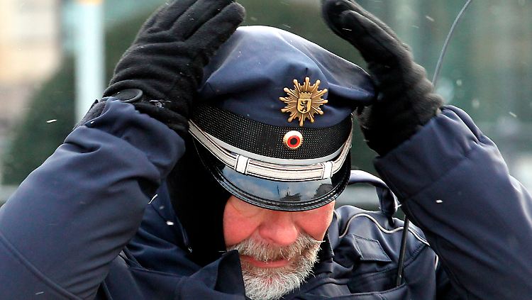 So mancher Polizist schlägt angesichts der Personalsituation die Hände über dem Kopf zusammen.