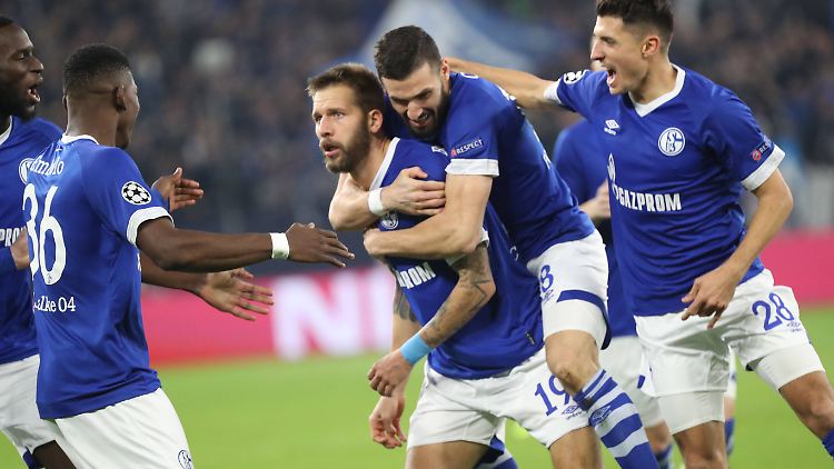 Nach vier Minuten schießt Guido Burgstaller seine Schalker äußerst sehenswert in Führung.