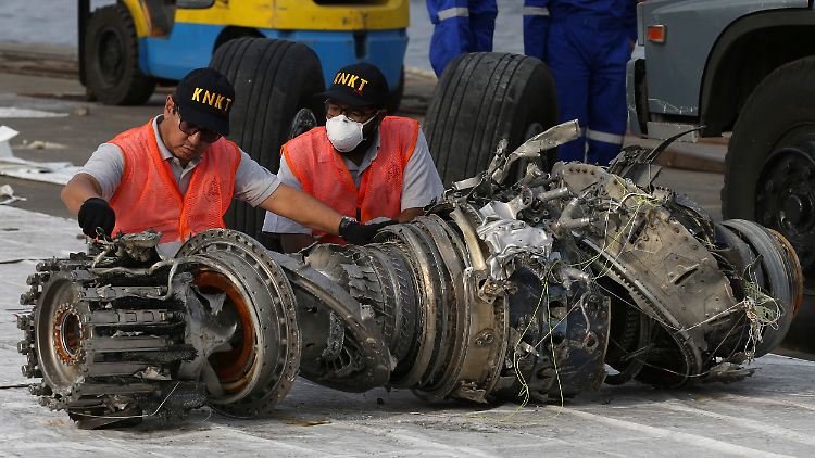 Zerstörtes Triebwerk der abgestürzten Boeing 737 "Max-8": Die Überreste des Wracks liegen in rund 35 Metern Tiefe.