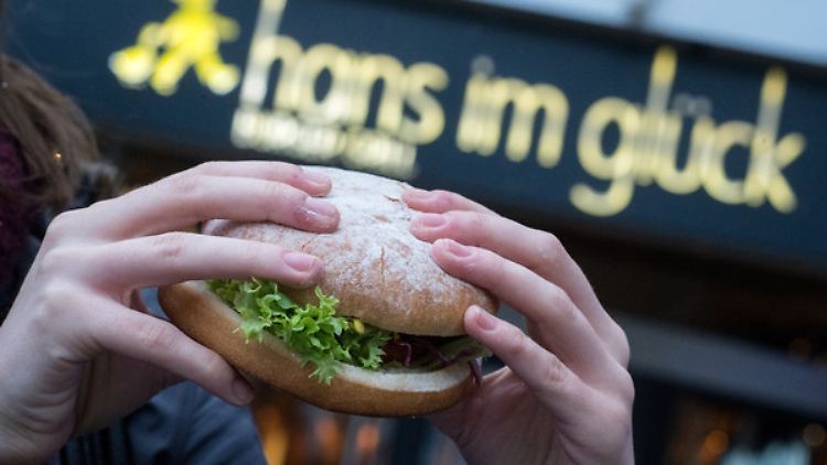Vor der Burger-Kette "Hans im Glück".