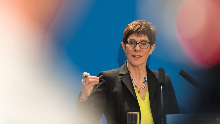 "Diejenigen, die unterliegen, müssen sich weiter einbringen", sagt AKK zum Ausgang der Wahl zum Parteivorsitz.