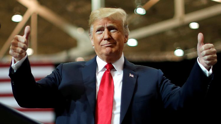 Die Demokraten hatten auf eine "blaue Welle" gehofft, eine Welle in der Farbe ihrer Partei. Die gab es nicht - Trump (hier bei einem Wahlkampfauftritt in Cleveland) hat durchaus Grund, sich als Sieger zu sehen.