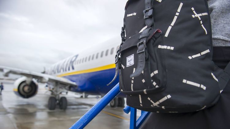 Nur noch kleines Gepäck darf in die Kabine von Ryanair-Flugzeugen mitgenommen werden.