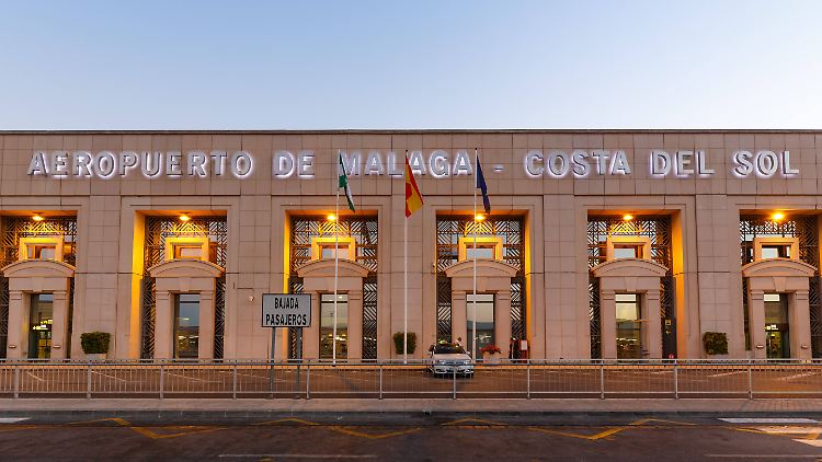 Laut Ryanair waren alle Hotels in Malaga ausgebucht. Daher musste die Crew auf dem Flughafengelände übernachten.
