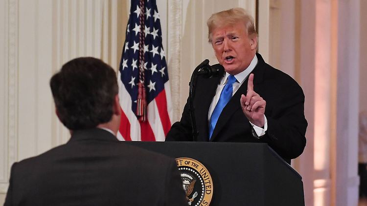 Bei einer Pressekonferenz lässt Trump sich auf einen Streit mit einem Reporter ein.