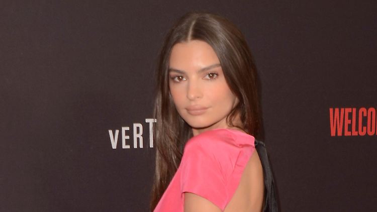 Emily Ratajkowski modelt für ihre Bikini-Marke am liebsten selbst.