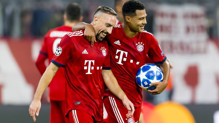 Arbeitssiege machen dem FC Bayern offenbar auch Spaß, zumindest haben Franck Ribéry und Serge Gnabry augenscheinlich prächtige Laune.