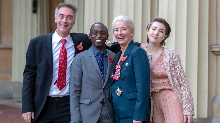 Emma Thompson vor dem Buckingham-Palast mit ihrem Ehemann Greg Wise und den Kindern Gaia Wise und Tindy Agaba.