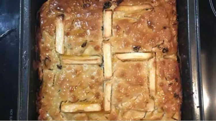 Ein Nazikuchen und andere Devotionalien sorgen für Aufruhr.