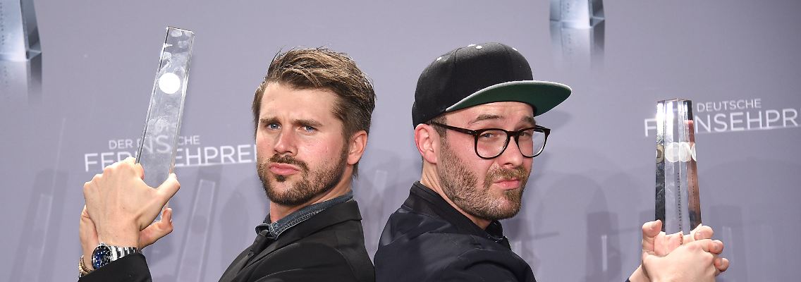 Der Moderator Thore Schölermann und Mark Forster nehmen für das Team der ProSiebenSat.1 Castingshow "The Voice of Germany" den Fernsehpreis entgegen.