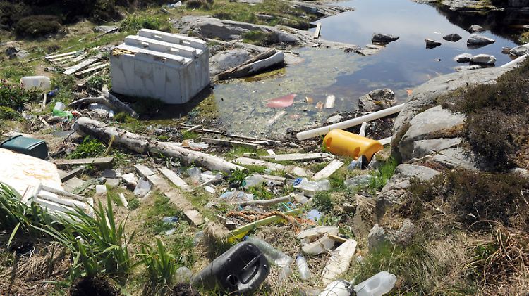 Müll auf einer kleinen Insel vor der Stadt Bergen. Über Jahrzehnte hat die Strömung hier angeschwemmt, was Menschen achtlos weggeworfen haben.