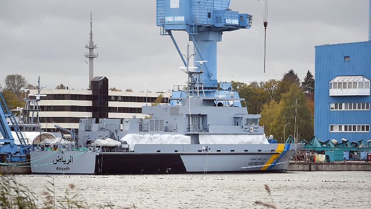 Ein Marineschiff für Saudi-Arabien liegt am Kai der Peene-Werft.