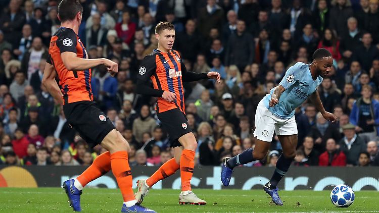 Weil der Tritt nach dem Ball zum Tritt in den Rasen wurde, ging Raheem Sterling zu Boden - 