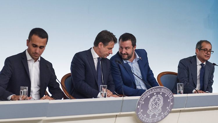 Italiens Premierminister Conte (l.), Innenminister Salvini (2.v.r.) und Finanfminister Tria (r.).