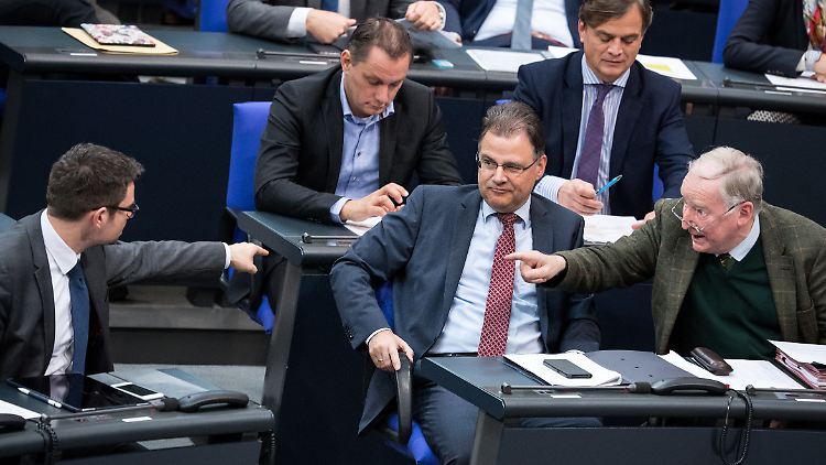 Die Stimmung im Plenum war aufgeladen: AfD-Fraktionsführer Alexander Gauland streitet mit dem Parlamentarischen Geschäftsführer der FDP-Fraktion, Marco Buschmann