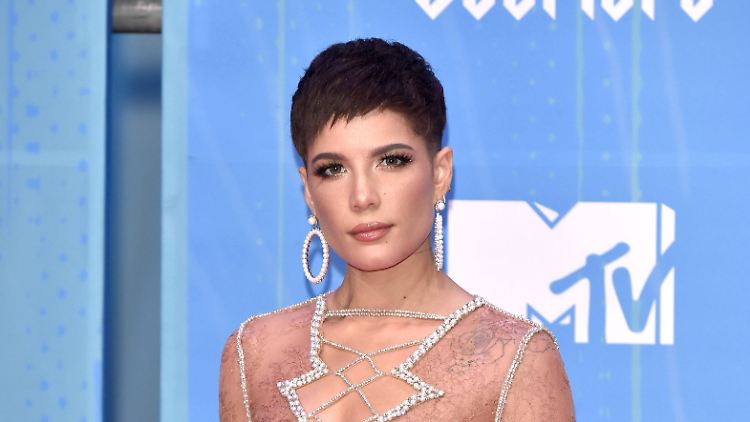 Langweilig ist ihr Liebesleben auf jeden Fall gerade nicht: Halsey.