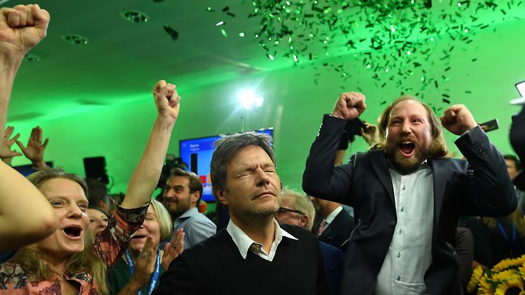 Parteichef Robert Habeck und Fraktionschef Anton Hofreiter  nach den ersten Hochrechnungen bei der Bayern-Wahl.