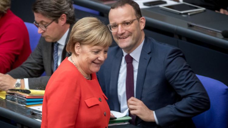 Gesundheitsminister Jens Spahn und Kanzlerin Angela Merkel am 12. September 2018 im Deutschen Bundestag. 