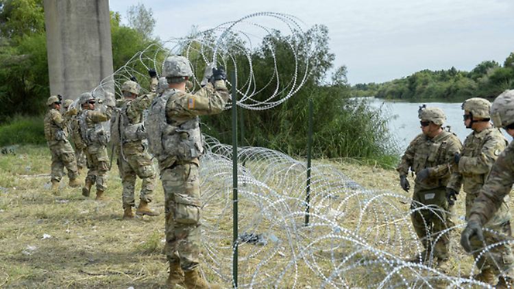 US-Soldaten ziehen einen Zaun an der Grenze zu Mexiko. 