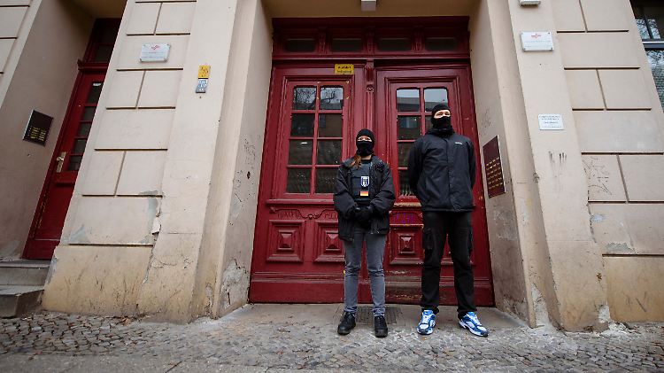 Polizisten vor der inzwischen geschlossenen Fussilet-Moschee.