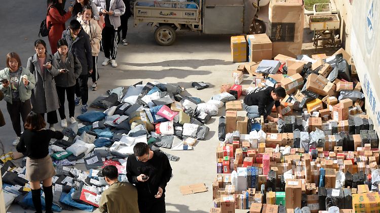 An einer chinesischen Universität stehen Studenten Schlange, um die Päckchen, die sie am "Singles' Day" bestellt haben, abzuholen.