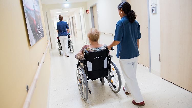 Ein Sofortprogramm soll personellen Engpässen im Pflegebereich entgegenwirken.