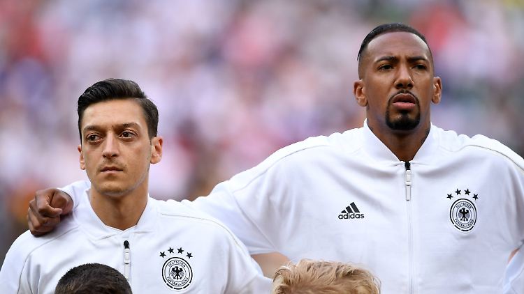 Boateng (r.) hat selbst Rassismuserfahrungen gemacht - und warnt vor gesellschaftlichen Fehlentwicklungen.