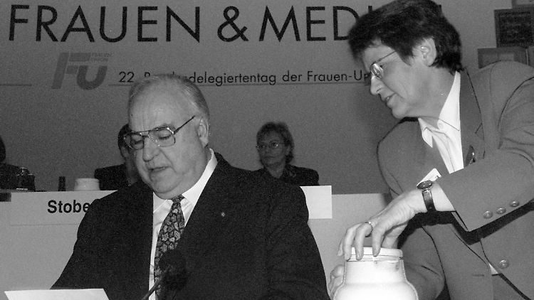 Rita Süssmuth und Bundeskanzler Helmut Kohl im November 1997. Die CDU-Politikerin war Professorin für Erziehungswissenschaft, von 1985 bis 1988 Familienministerin und anschließend Präsidentin des Deutschen Bundestages.