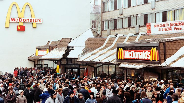 Lange her: Schlangen vor dem ersten McDonald's in Russland, der am 31. Januar 1990 seine Tore öffnete.