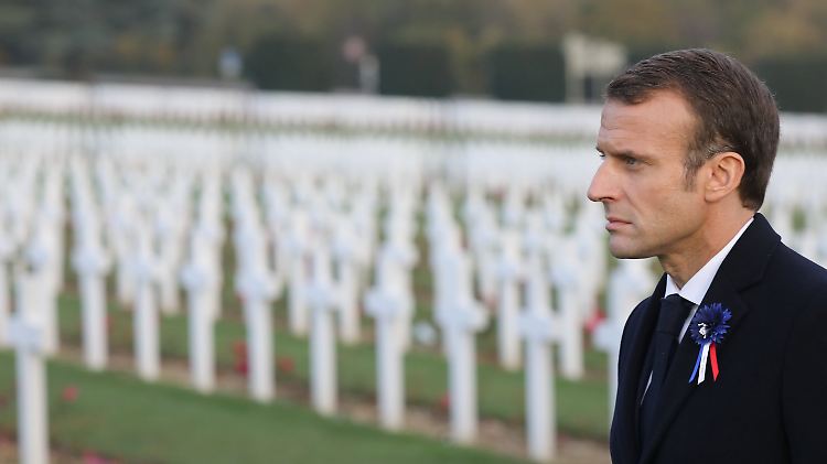 Macron erinnert in der Gedenkstätte von Ossuary an die Opfer des Ersten Weltkriegs.