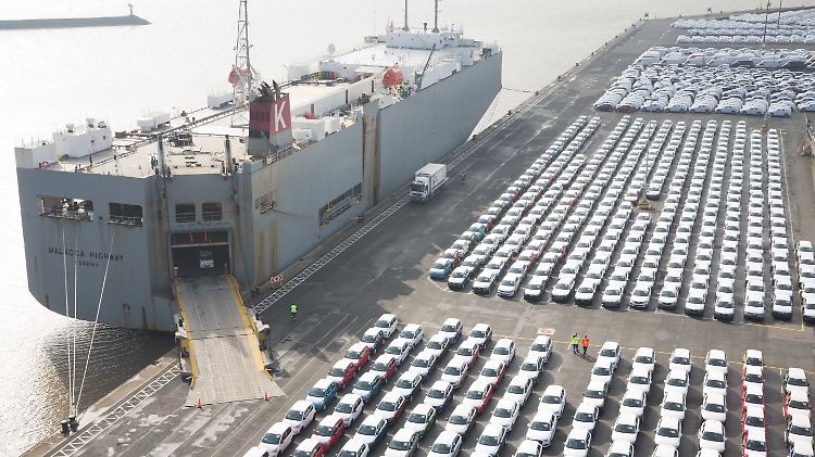 Fahrzeuge von Volkswagen stehen in Emden zur Verschiffung bereit.