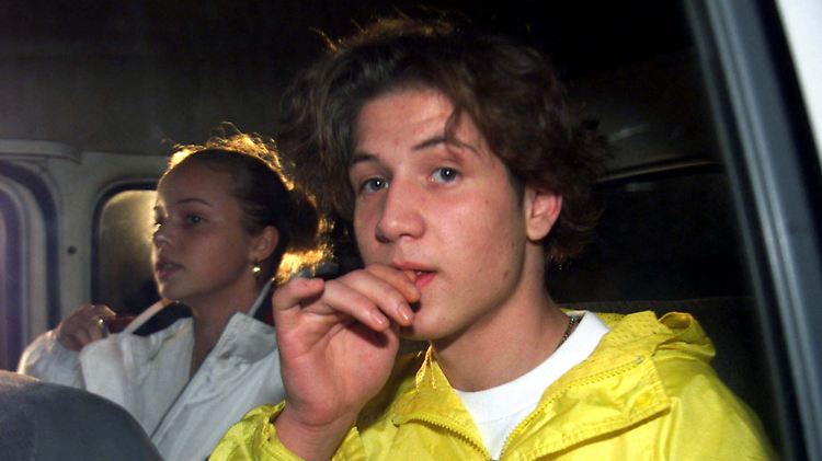 Der 14-jährige Muhlis Ari im November 1998 bei seiner Ankunft in Istanbul, neben ihm seine Freundin.