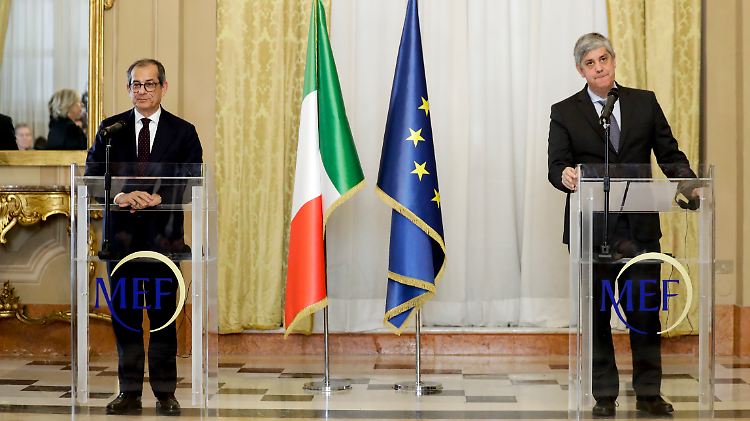 Italiens Finanzminister Tria (l.) zeigte sich auch bei einem Treffen mit Eurogruppen-Chef Centeno (r.) unnachgiebig im Haushaltsstreit.