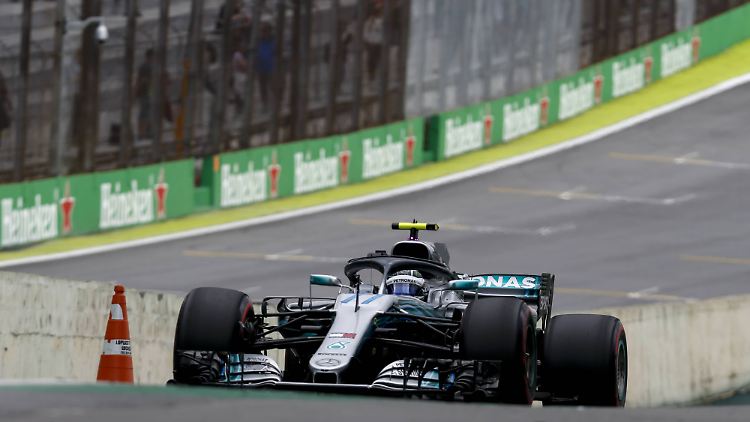 Mercedes-Pilot Bottas drehte im freien Training von São Paulo die schnellste  Runde des Tages vor Teamkollege Hamilton.