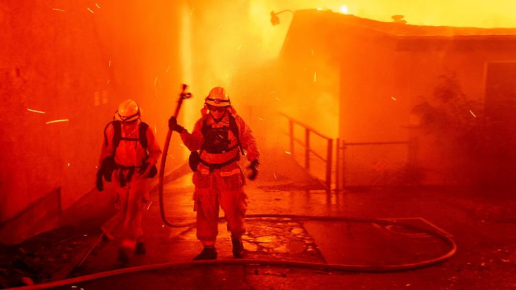 Feuerwehrleute bei der Bekämpfung des Feuers im nordkalifornischen Paradise.