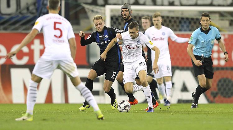 Nach einer Toreschlacht in der 2. Fußball-Bundesliga trennen sich der SC Paderborn und Holstein Kiel unentschieden.