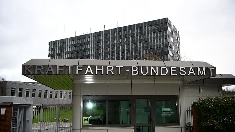 Das Kraftfahrtbundesamt gerät wegen eines Briefs an Besitzer älterer Diesel zu Preisnachlässen für den Kauf sauberer Wagen zunehmend in die Kritik.
