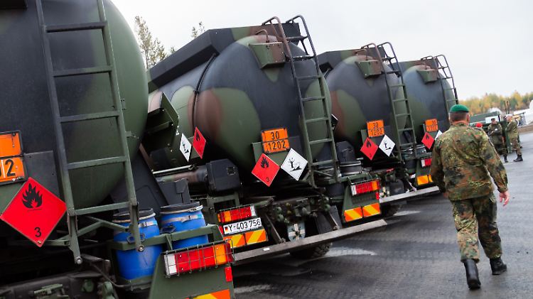 Ein Soldat geht auf dem Feldlager der deutschen Bundeswehr "Camp Gardermoen" in Norwegen an Tankfahrzeugen vorbei.