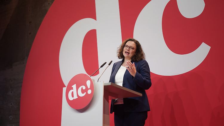 SPD-Vorsitzende Nahles wirbt auf dem Debattencamp ihrer Partei für mehr Zusammenhalt in Europa.