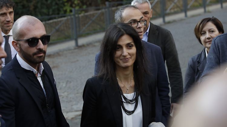 Virginia Raggi (M), Bürgermeisterin von Rom, ist vom Verdacht der Vetternwirtschaft freigesprochen worden.