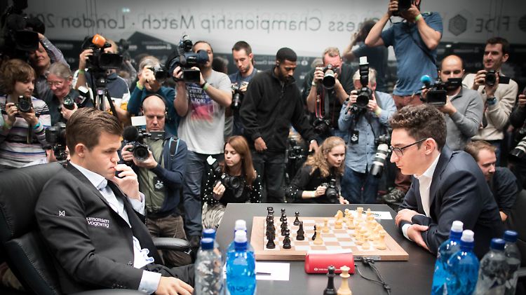 Der amtierende Schachweltmeister Magnus Carlsen (l.) aus Norwegen tritt gegen Fabiano Caruana (r.) aus den USA an.