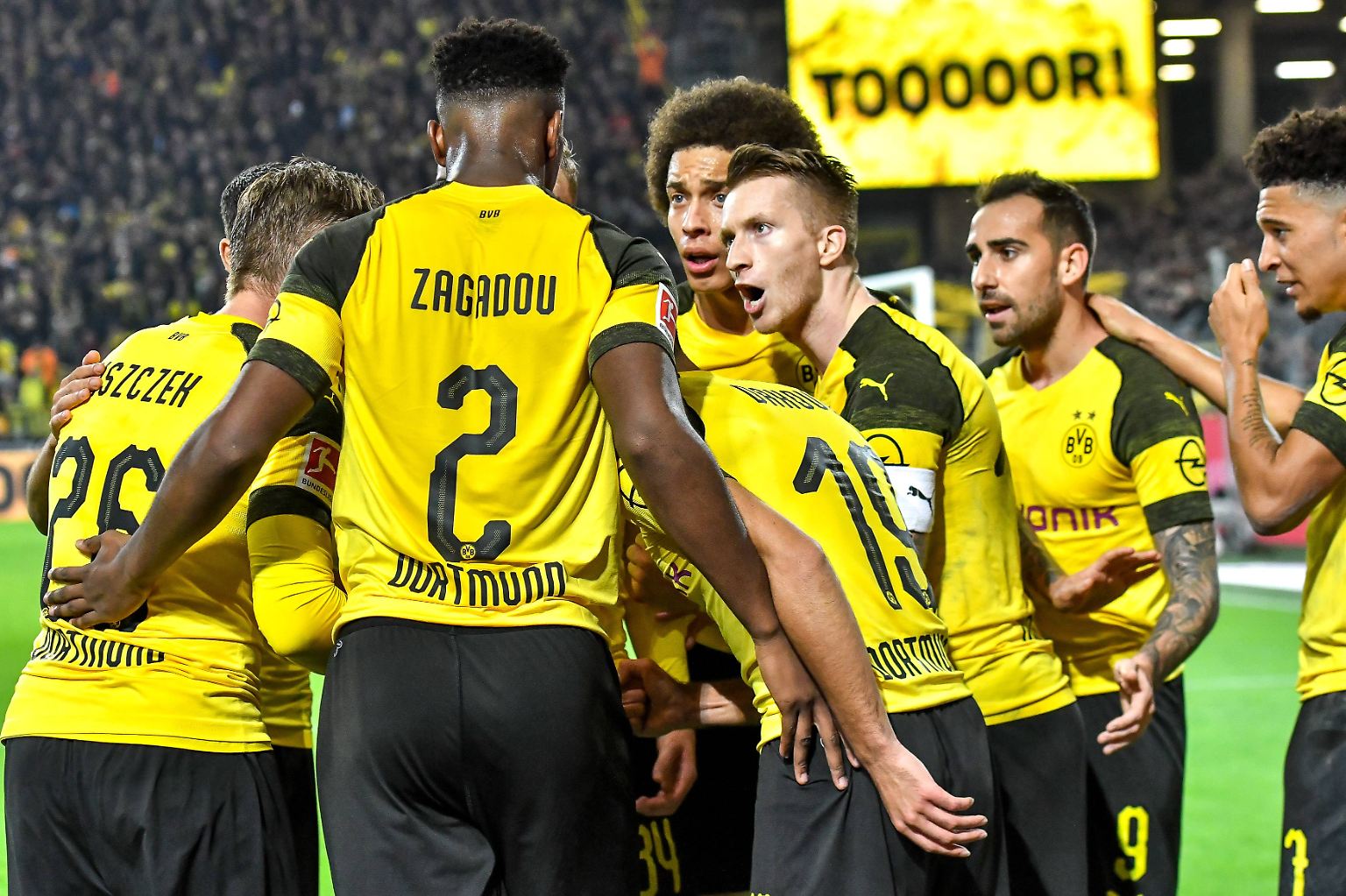 Dem FC Bayern droht der Verlust seiner jahrelangen Vormachtstellung im deutschen Fußball. Nach zuletzt sechs Meisterschaften in Serie scheint der Erzrivale Borussia Dortmund auf gutem Weg, dem Rekordmeister den Rang abzulaufen. 