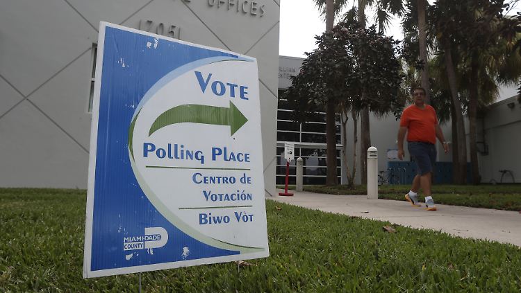 Ein Mann kommt aus einem Wahllokal in Nord Miami Beach heraus.