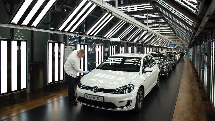 Der erste E-Golf wird im April 2017 zur Auslieferung an einen Kunden aus Norwegen im Lichttunnel der VW-Gläsernen Manufaktur in Dresden (Sachsen) kontrolliert.