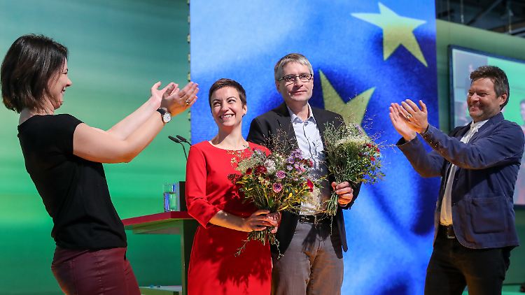 Die Parteichefs Annalena Baerbock (l.) und Robert Habeck (r.) feiern die Spitzenkandidaten für die Europawahl: Ska Keller und Sven Giegold.