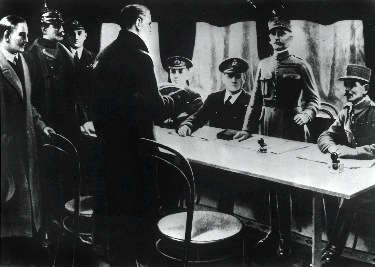 Am 11. November 1918 endete der Erste Weltkrieg. In einem Eisenbahnwaggon im Wald von Compiègne nordöstlich von Paris unterzeichnete der Leiter der deutschen Delegation den Waffenstillstandsvertrag.