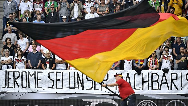 In 2016 hatte AfD-Chef Alexander Gauland Boateng persönlich angegriffen. Fans reagierten mit einer Welle der Solidarität für den Fußballer.