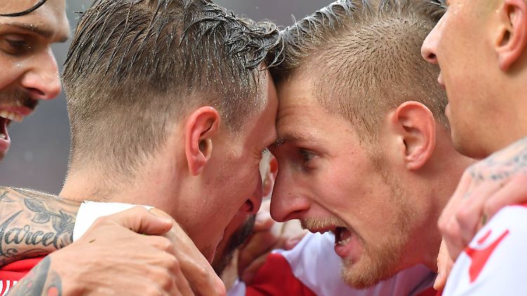 Berliner Torschützen unter sich: Joshua Mees und Sebastian Polter. 